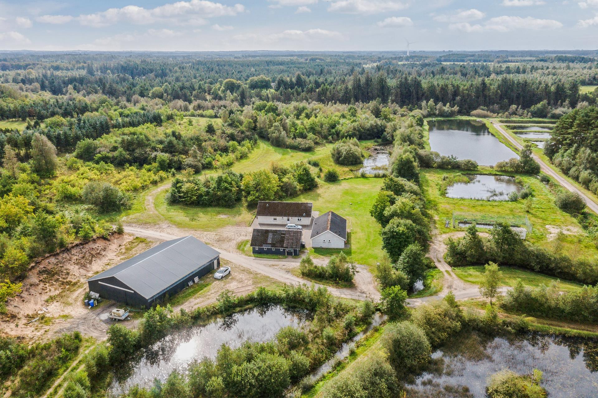 Spændende naturejendom med fiskesøer.