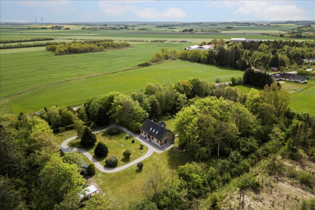 Landejendom i naturskønt område tæt på skov, strand, 9460 Brovst