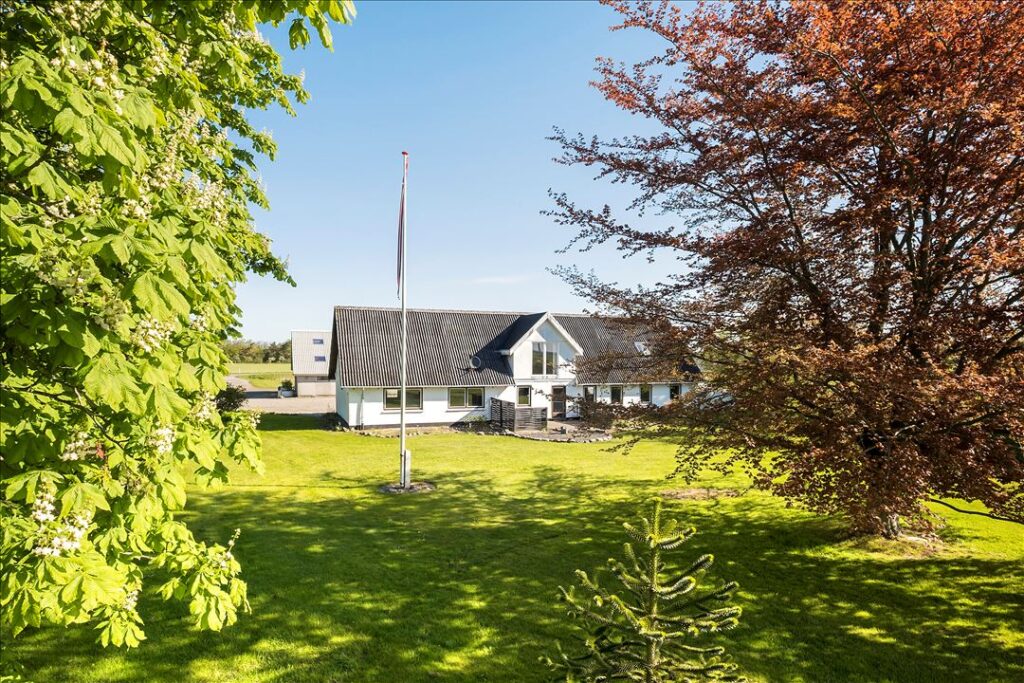 Moderniseret landejendom, stor bolig med gode udhuse, Arentsminde 9460, Brovst