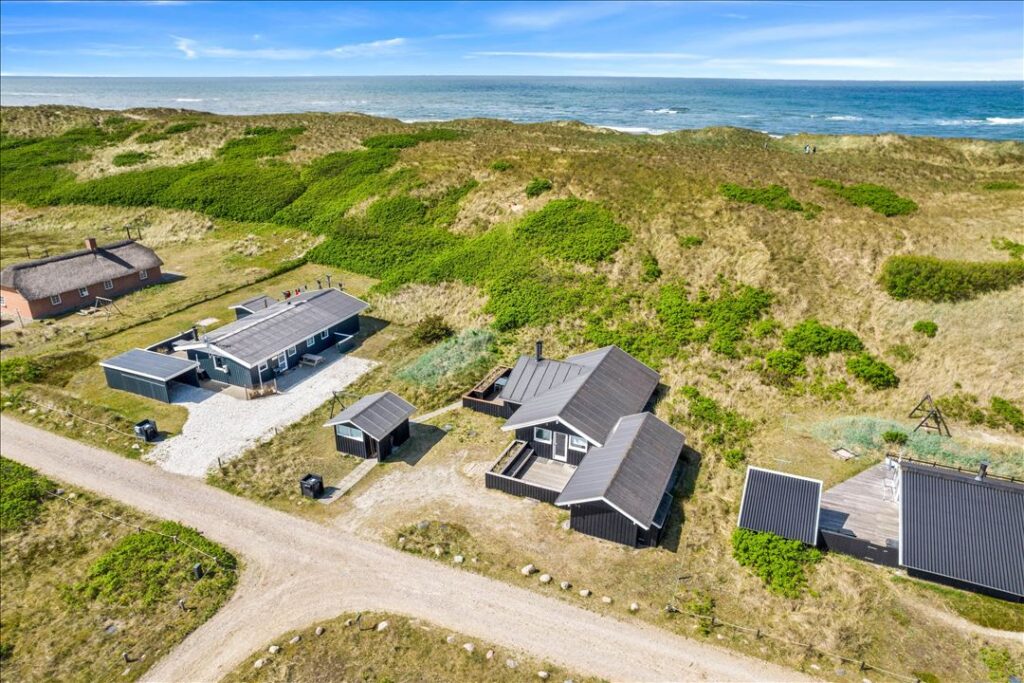 Sommerhus med unik beliggehed, Julianevej 95, Bjerregaard 6960 Hvide Sande