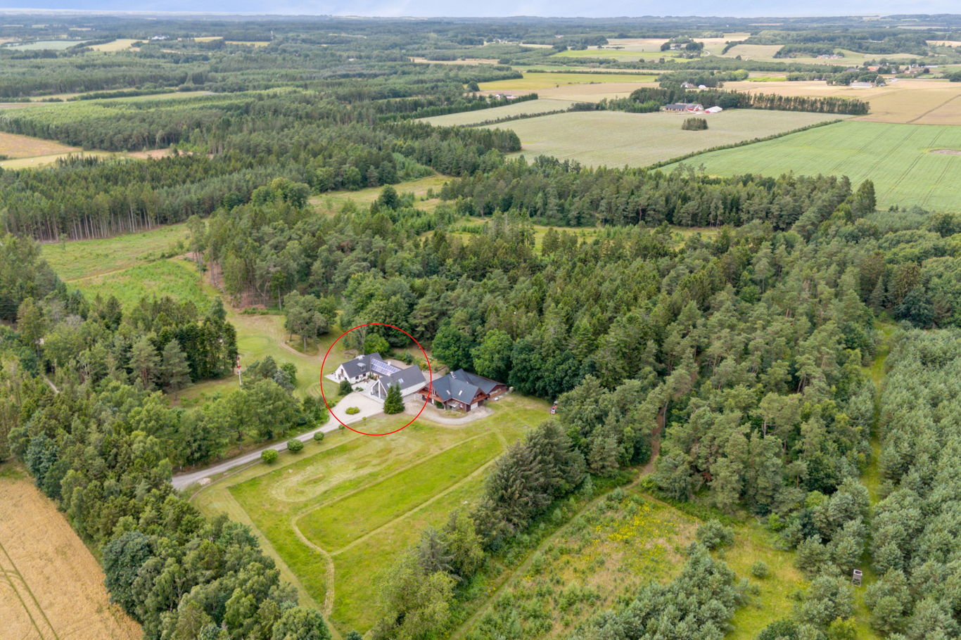 Jagt, golf og wellness 325 m2 bolig, 280m2 lejlighed/kontor/ værksted. Skov 14 Ha, Djursland tæt på Århus