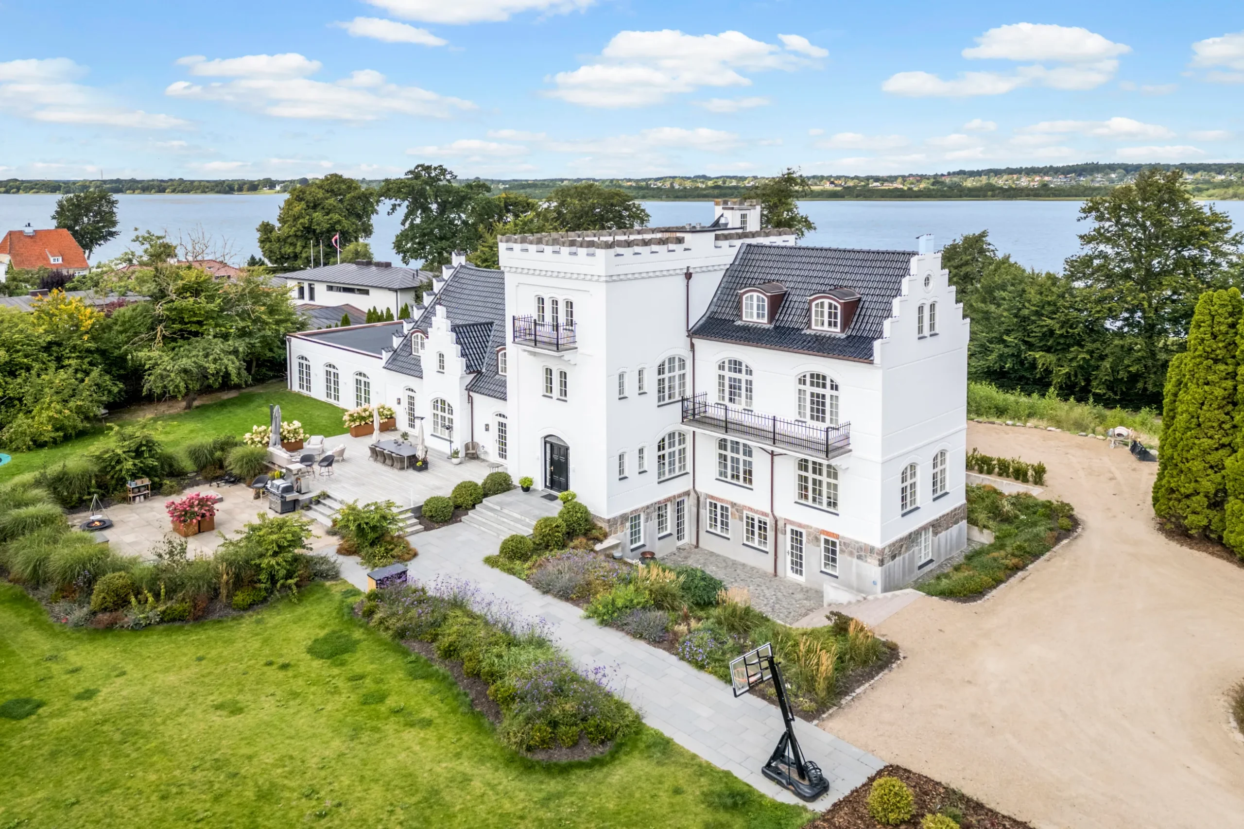 Overdådigt stort hus ned til Furesøen, 2840 Holte