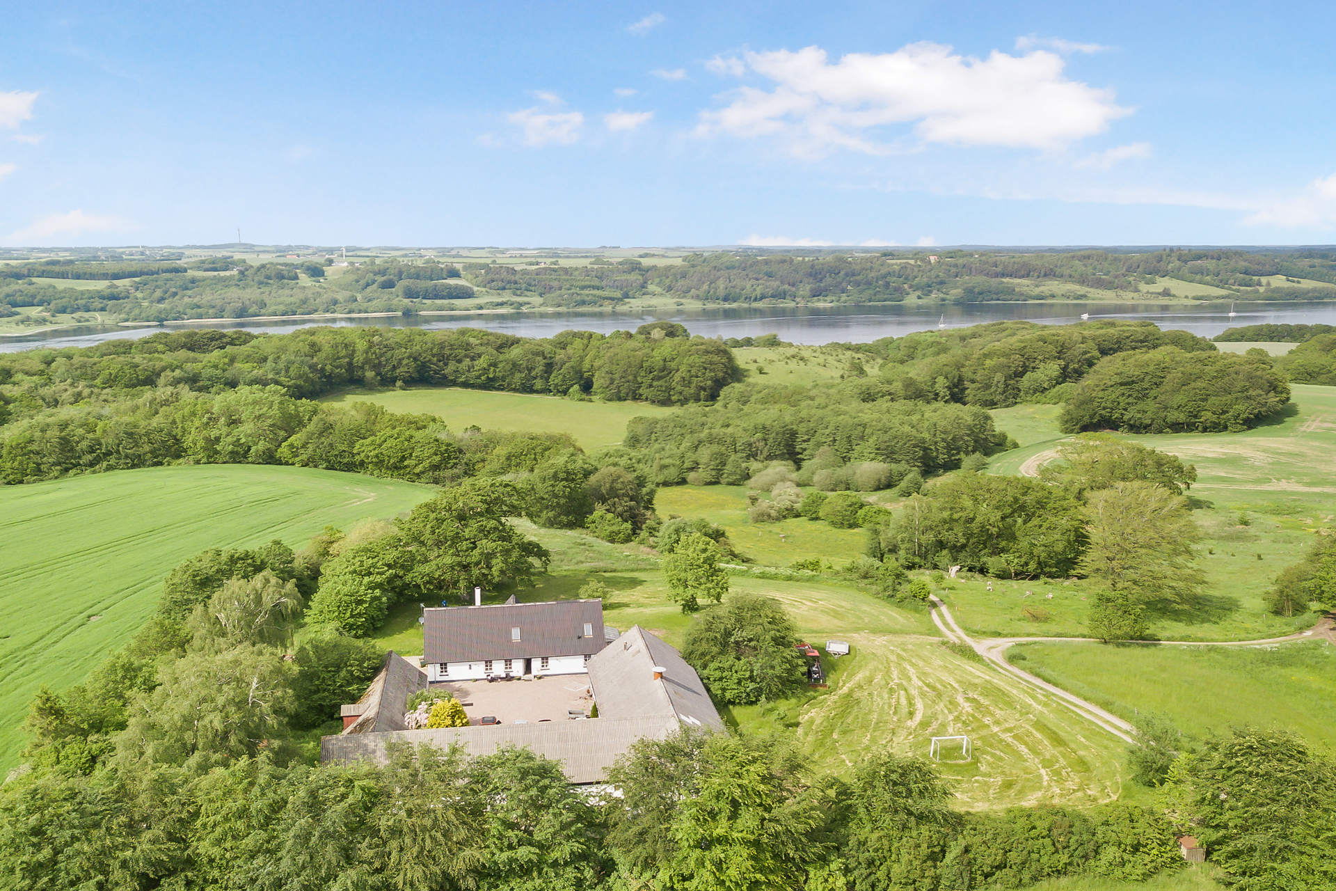 SKØN UDSIGTSEJENDOM MED 20 HA VED MARIAGER FJORD