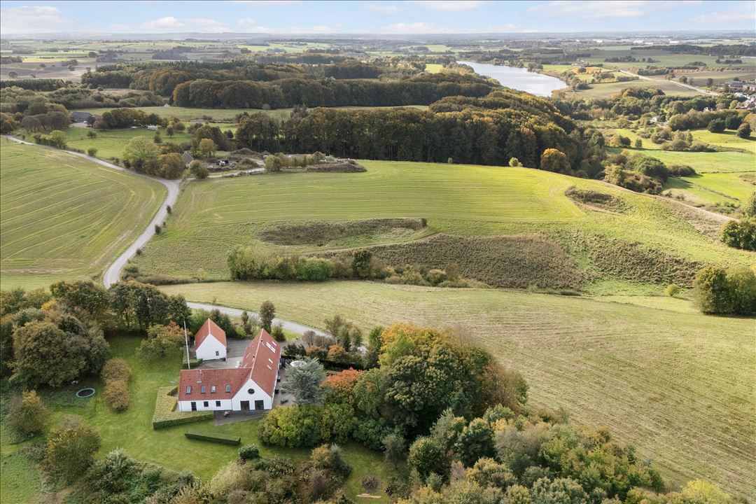 Smuk naturejendom med stor bolig og god beliggenhed, 8660 Skanderborg