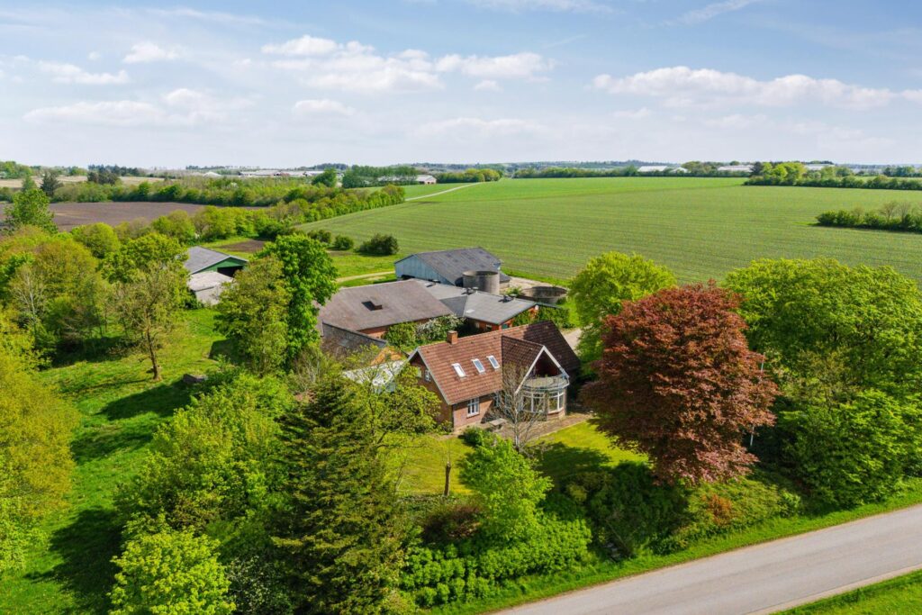 Landejendom med stor bolig, og 2,73 ha