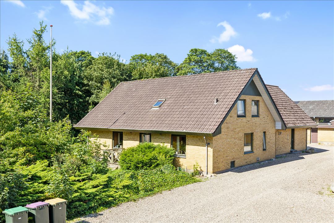 Ejendom med muligheder for erhverv på 1,7 ha grund, 6520 Toftlund