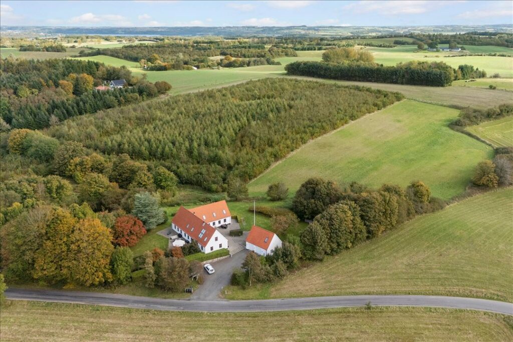 Smuk naturejendom med fantastisk beliggenhed – 7,3 ha og 395 m² bolig