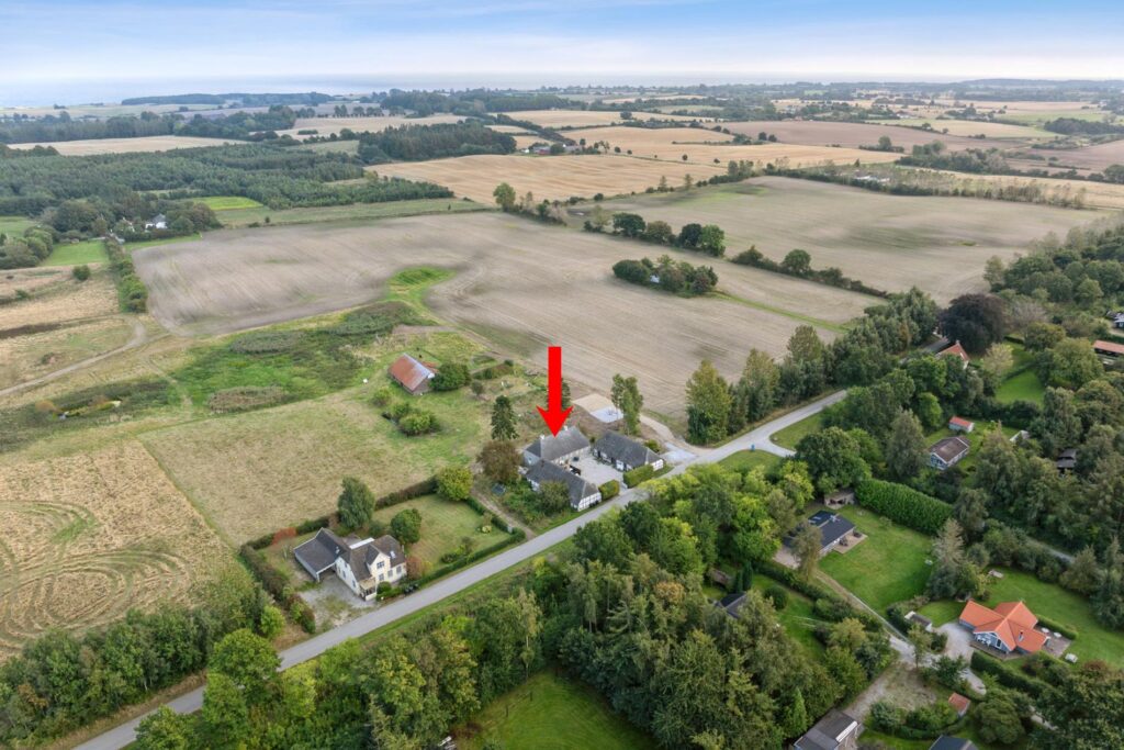 Nyrenoveret ejendom på stor naturgrund og masser af muligheder