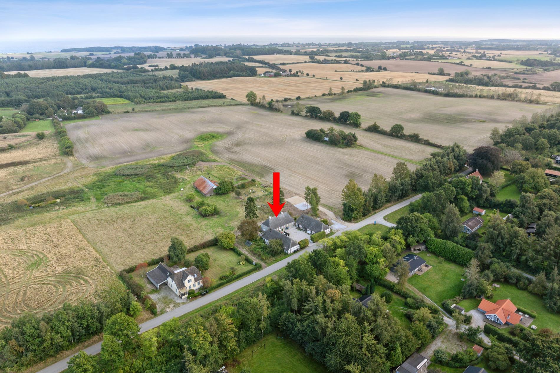 Nyrenoveret ejendom på stor naturgrund og masser af muligheder