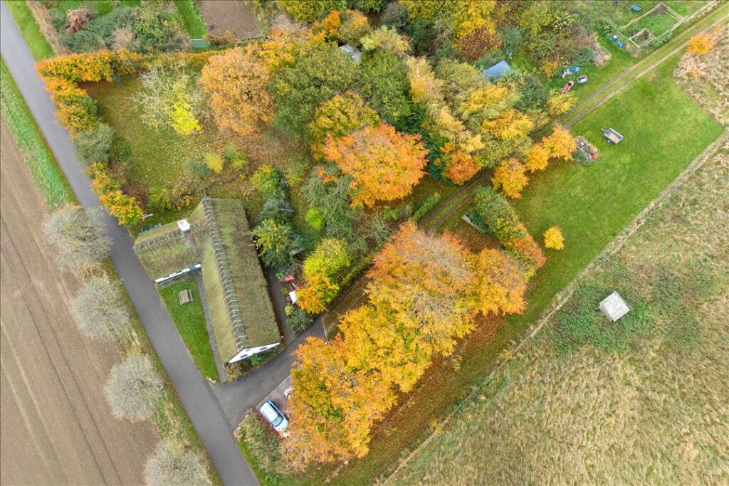 Charmerende stråtækt landejendom med panoramaudsigt