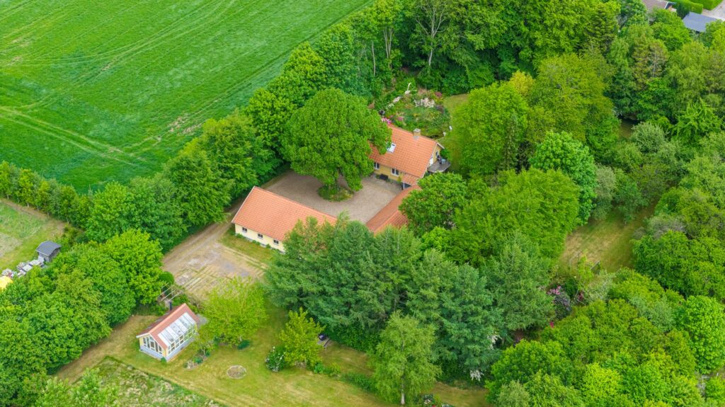 Lystejendom med plads til både natur og hobby, tæt på by