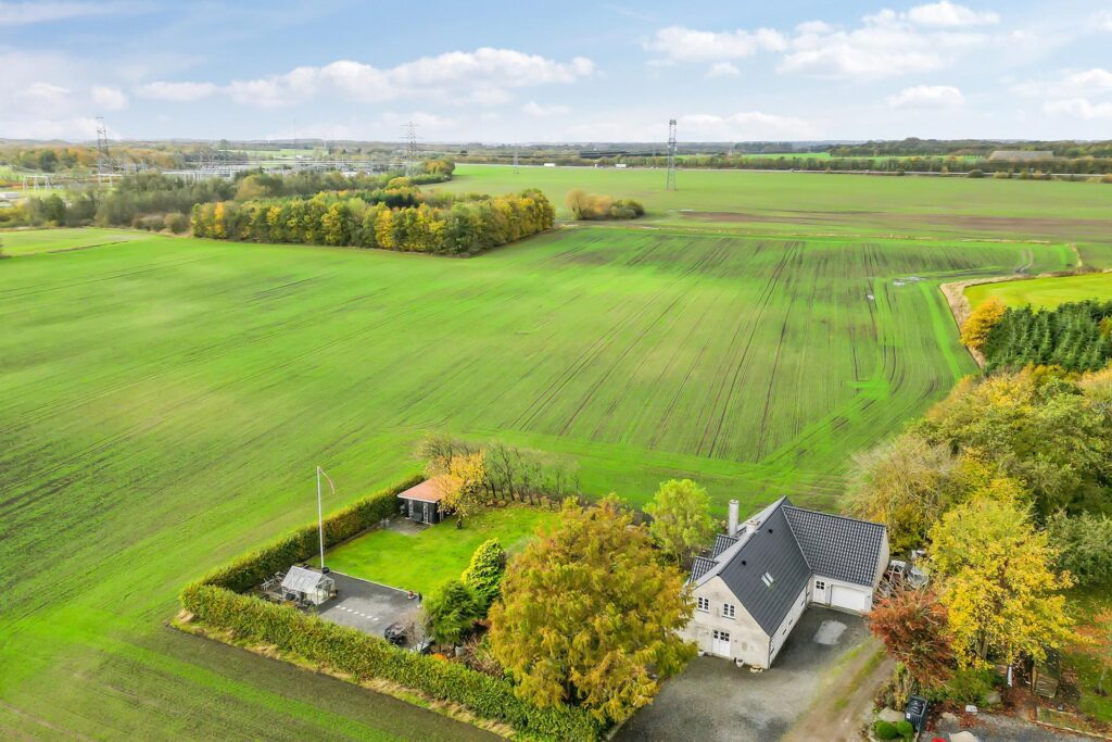 Landlig idyl med udsigt over marker