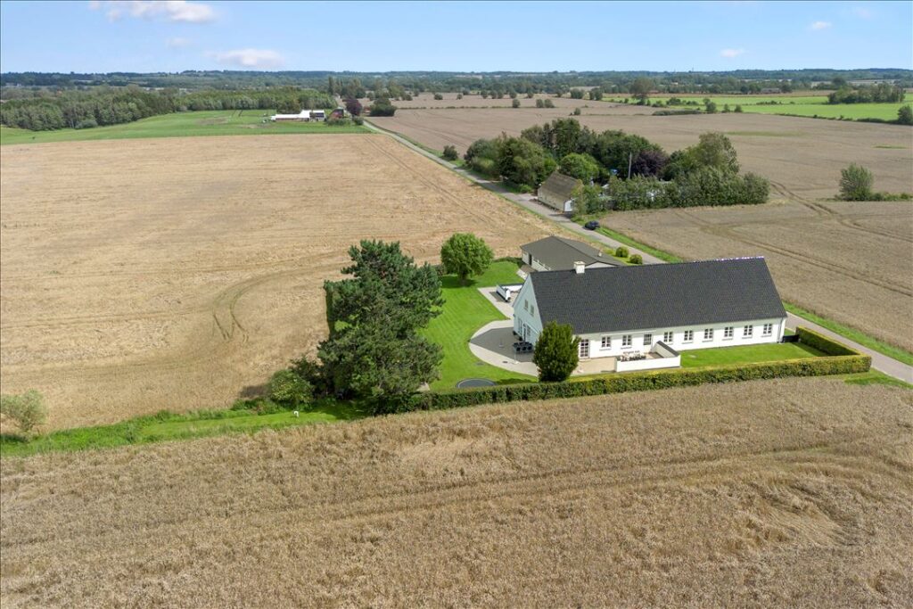 Lækker bolig med stor opvarmet garage
