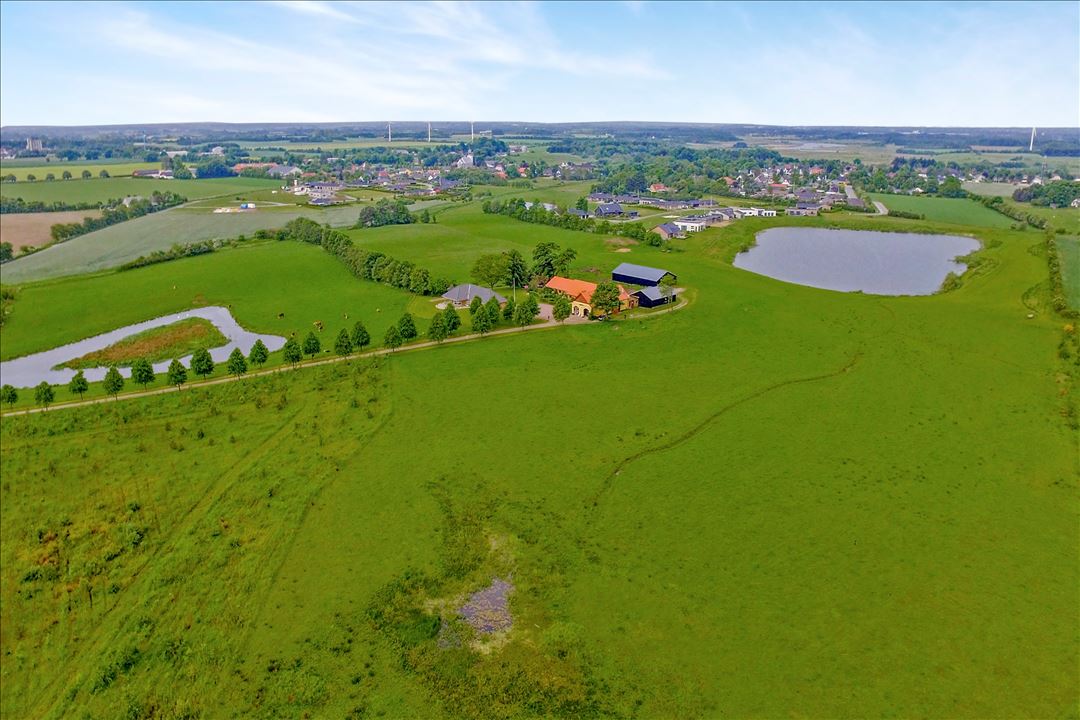 Smuk og naturrigt beliggende ejendom med 34 ha.