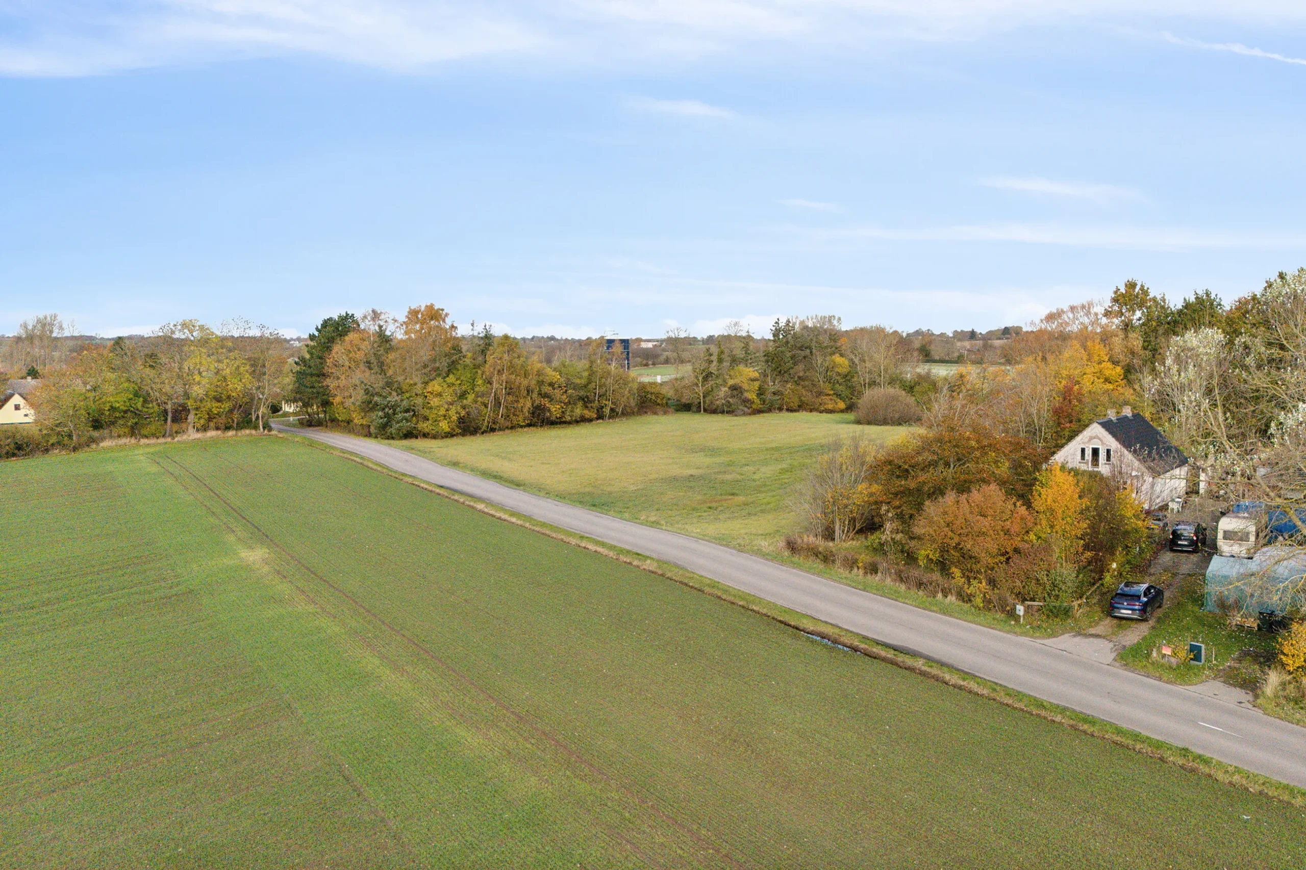 Oase tilbagetrukket fra vejen og egen skov