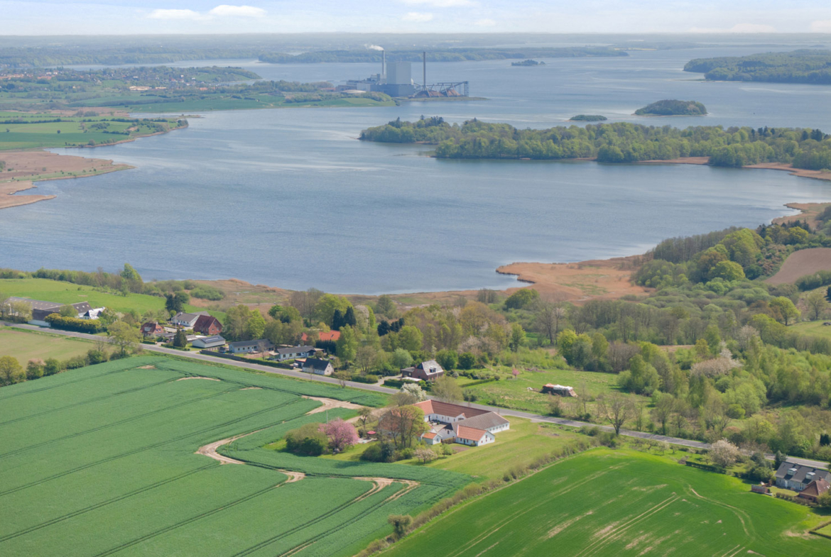 Ejendom I grønne omgivelser, tæt på byen
