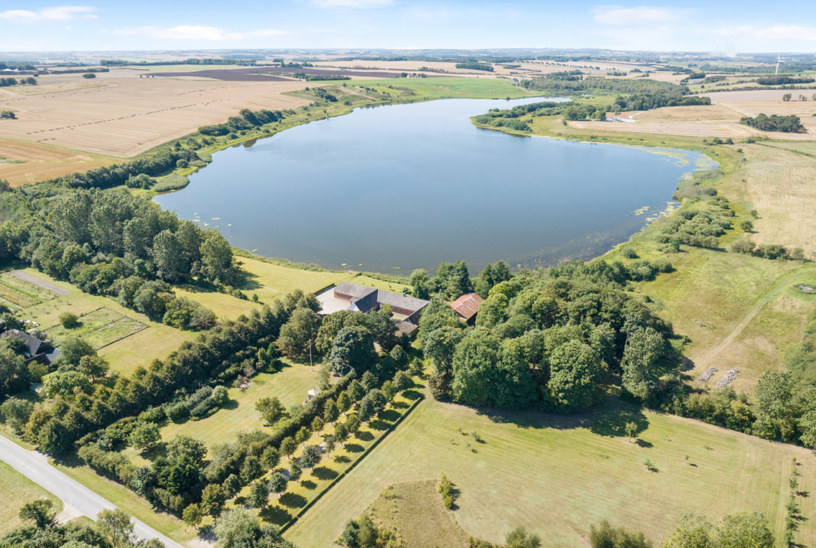 Ejendom på 81 ha og egen Sø