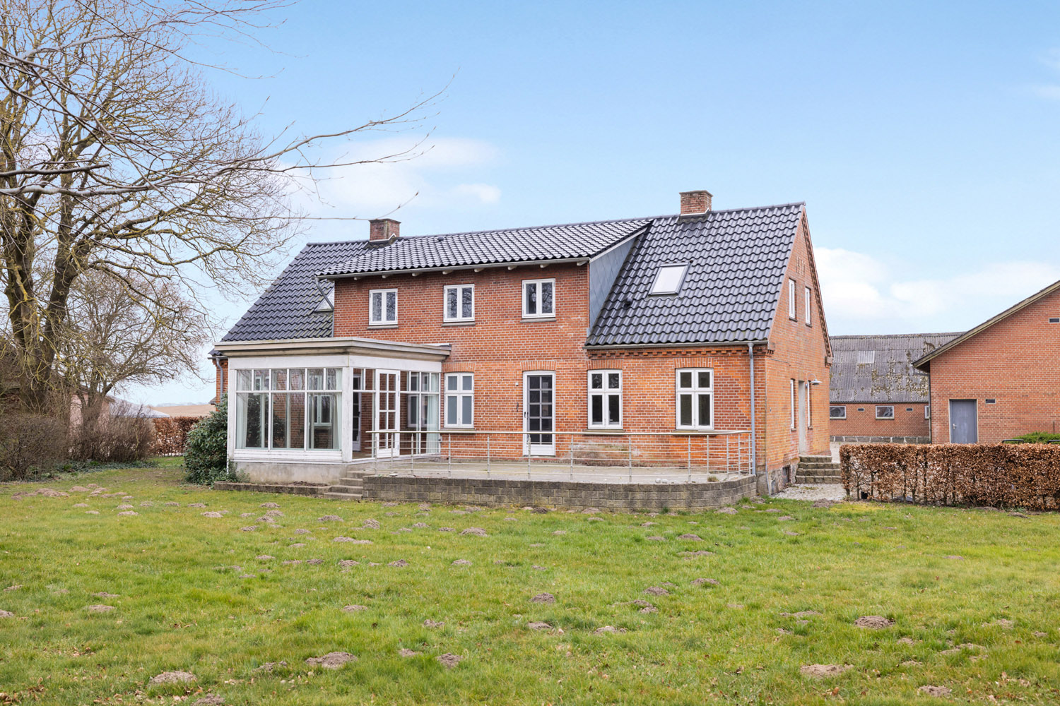 Stor bolig og 4136 m2 driftsbygninger