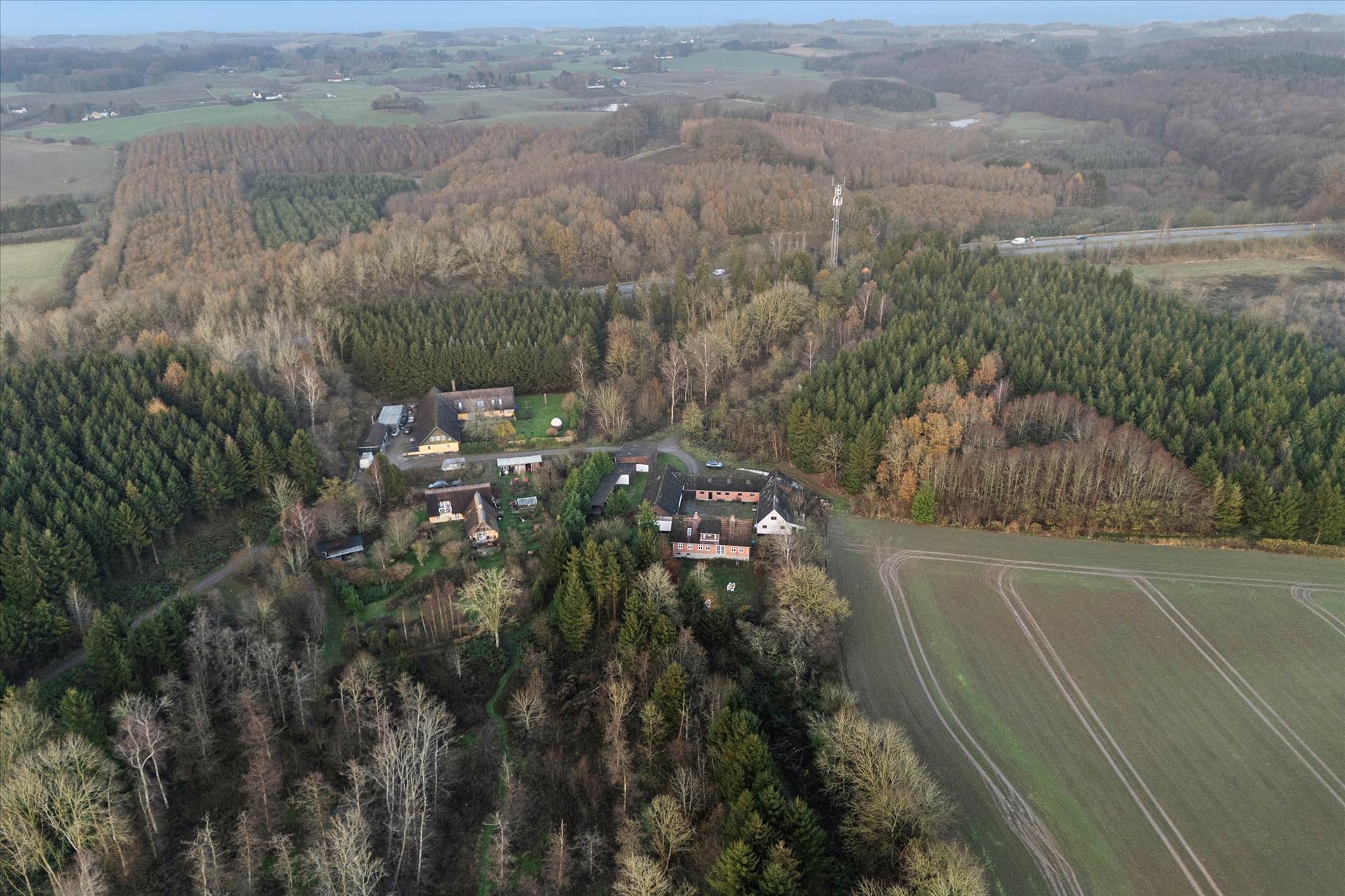 Firlænget landejendom med 2,2 Ha