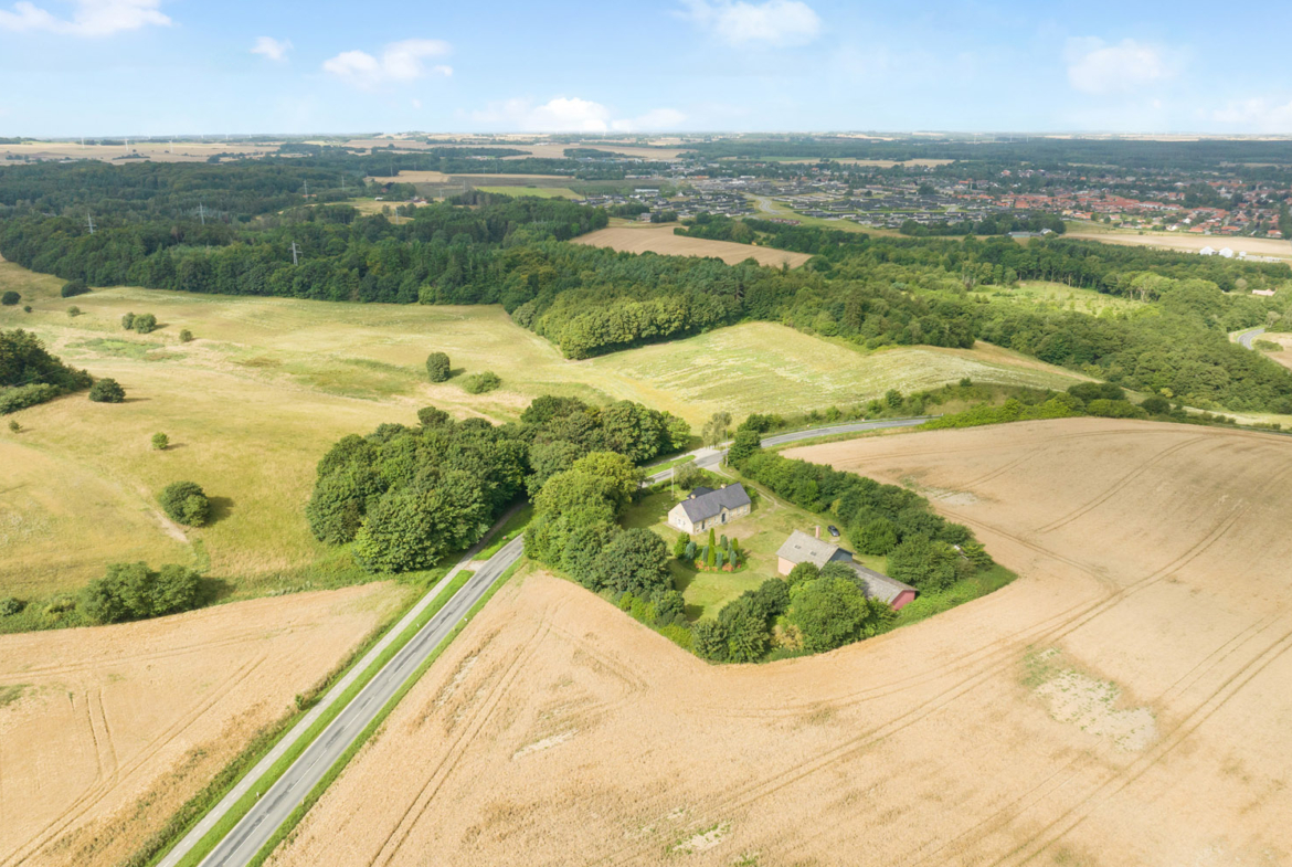 Ejendom med 49,5 ha, kuperet terræn, ideel til jagt